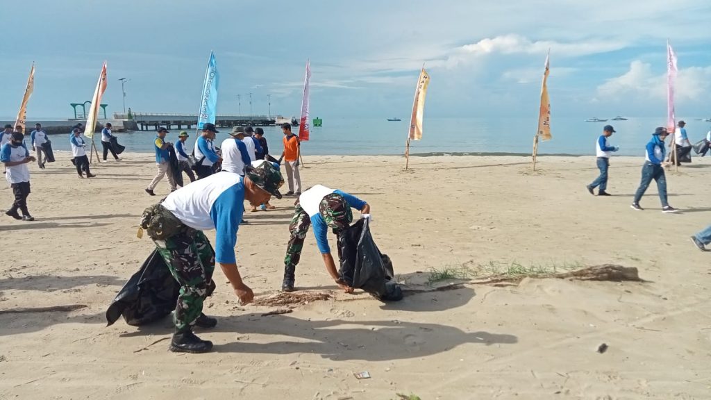 Koramil 1022 Khi Ikuti Gerakan Bersih Pantai Di Hari Perhubungan